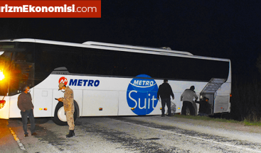 Geri manevra yapmak isteyen yolcu otobüsü şarampolde asılı kaldı