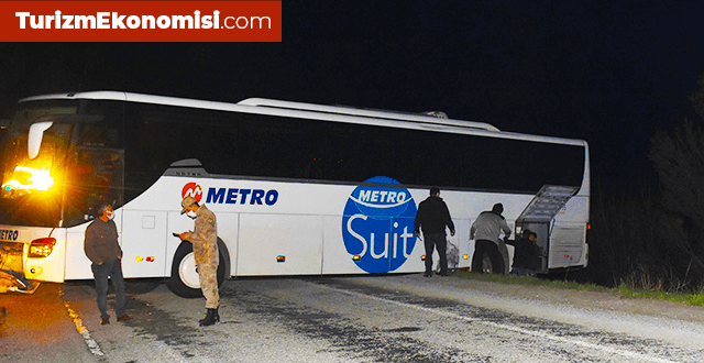 Geri manevra yapmak isteyen yolcu otobüsü şarampolde asılı kaldı