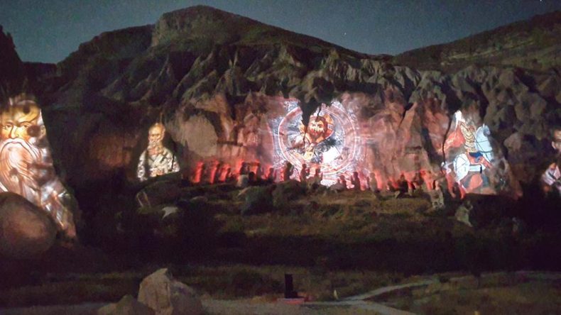 Kapadokya’da tarih, peribacalarına yansıtıldı