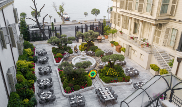 SCALINI İSTANBUL GELENEKSEL İTALYAN LEZZETLERİNİ YEŞİLLER İLE ÇEVRİLİ AVLUSUNDA BOĞAZ’IN MAVİSİ İLE BULUŞTURUYOR