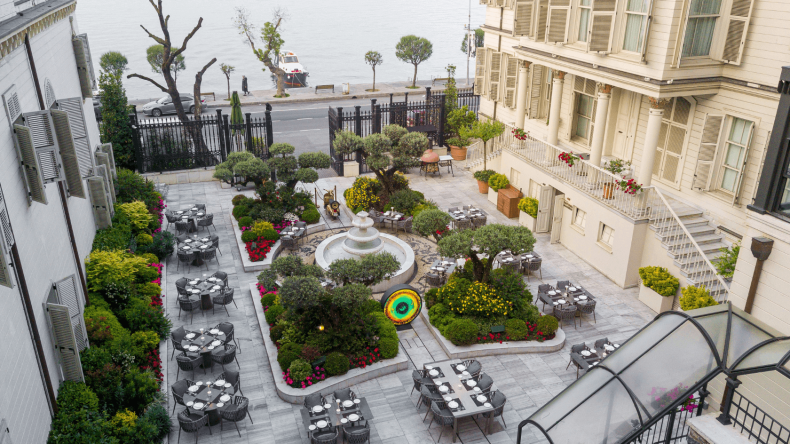 SCALINI İSTANBUL GELENEKSEL İTALYAN LEZZETLERİNİ YEŞİLLER İLE ÇEVRİLİ AVLUSUNDA BOĞAZ’IN MAVİSİ İLE BULUŞTURUYOR