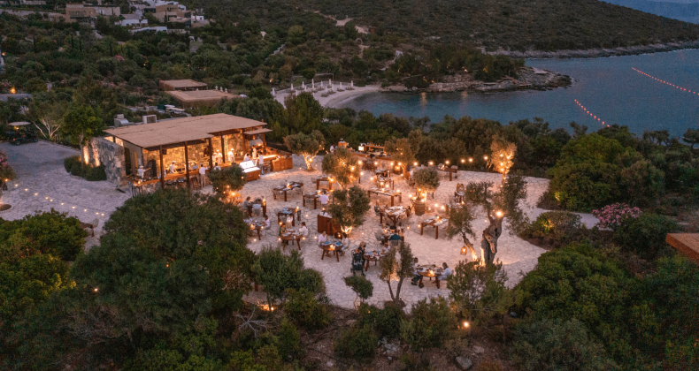 SIX SENSES KAPLANKAYA’NIN İKONİK RESTORANI MEZE BY THE SEA, YENİLENEN MENÜSÜ VE KONSEPTİ İLE SÜRDÜRÜLEBİLİRLİĞİN İZİNDE BİR GURME ŞÖLENİ YAŞATIYOR!