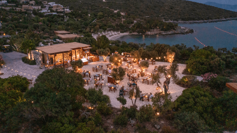 SIX SENSES KAPLANKAYA’NIN İKONİK RESTORANI MEZE BY THE SEA, YENİLENEN MENÜSÜ VE KONSEPTİ İLE SÜRDÜRÜLEBİLİRLİĞİN İZİNDE BİR GURME ŞÖLENİ YAŞATIYOR!