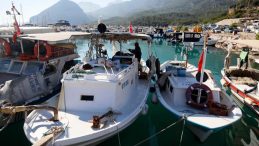 Antalya Körfezi’ndeki kirlilik korkuttu! Balıkçılar eli boş dönüyor