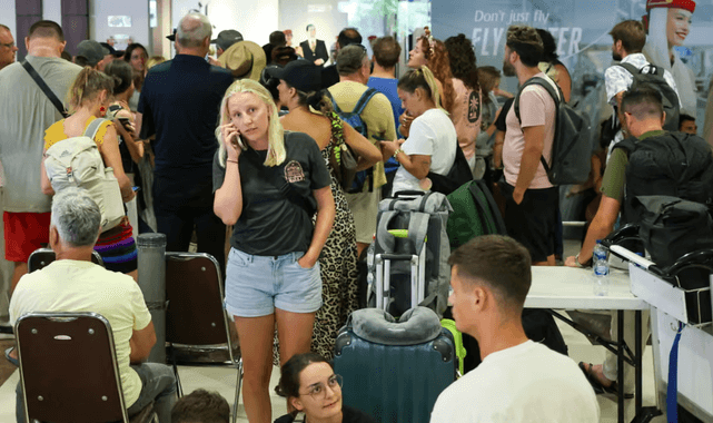 Global Air Travel Disrupted as Gulf Aviation Hub Faces Uncertainty